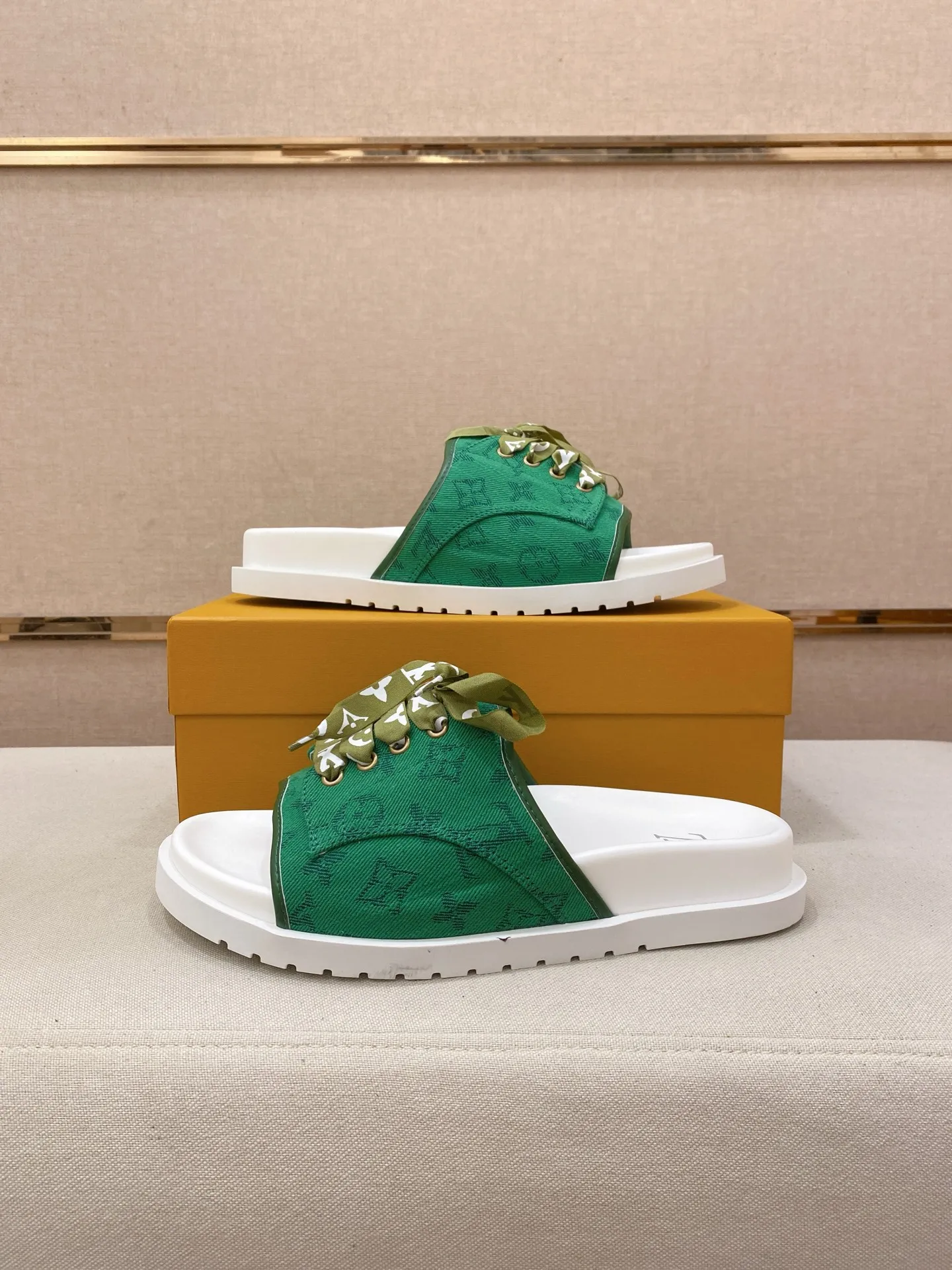 Men's shoes 💰: 340💰Made by LV🔍Top purchasing agents. Men's spring and summer slippers are available at the same counter. The uppers are imported cowhide from Italy, with logo graphics and high-quality craftsmanship. Soles: original soles specially provided by the original factory. Exclusive movable molded soles are super comfortable. Original goods follow orders. 🔍🔍High quality. You can enter and exit the counter at will. Welcome to compare. Size 38-44.